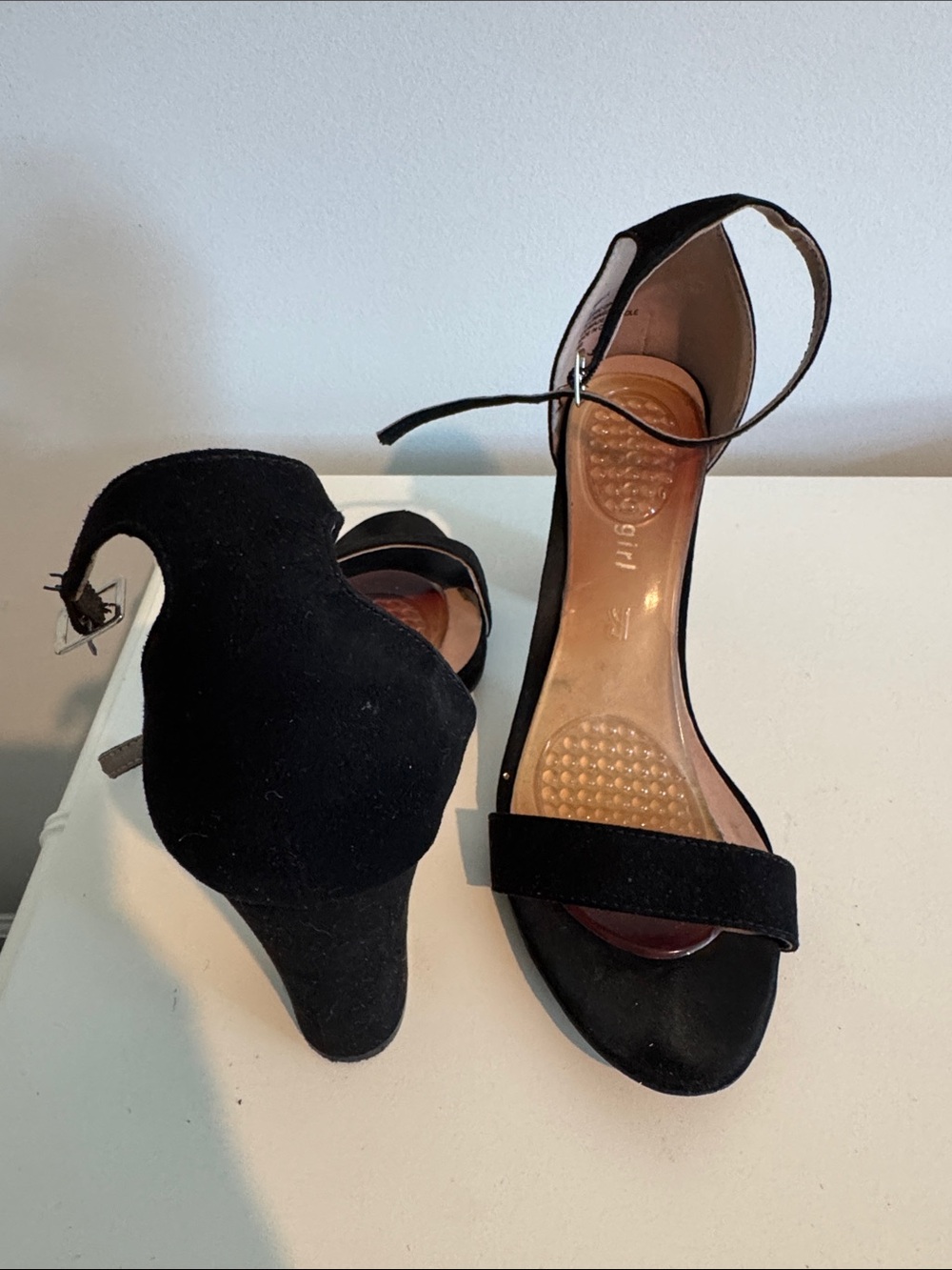 Madden Girl 8.5 Classic Black Suede Ankle-Strap Women’s Sandals